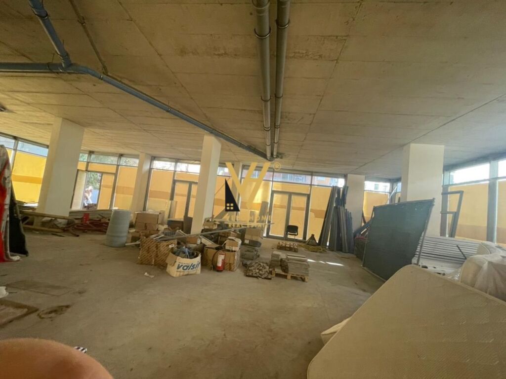 Vendesi negozio in via Elbasan 376 metri quadrati