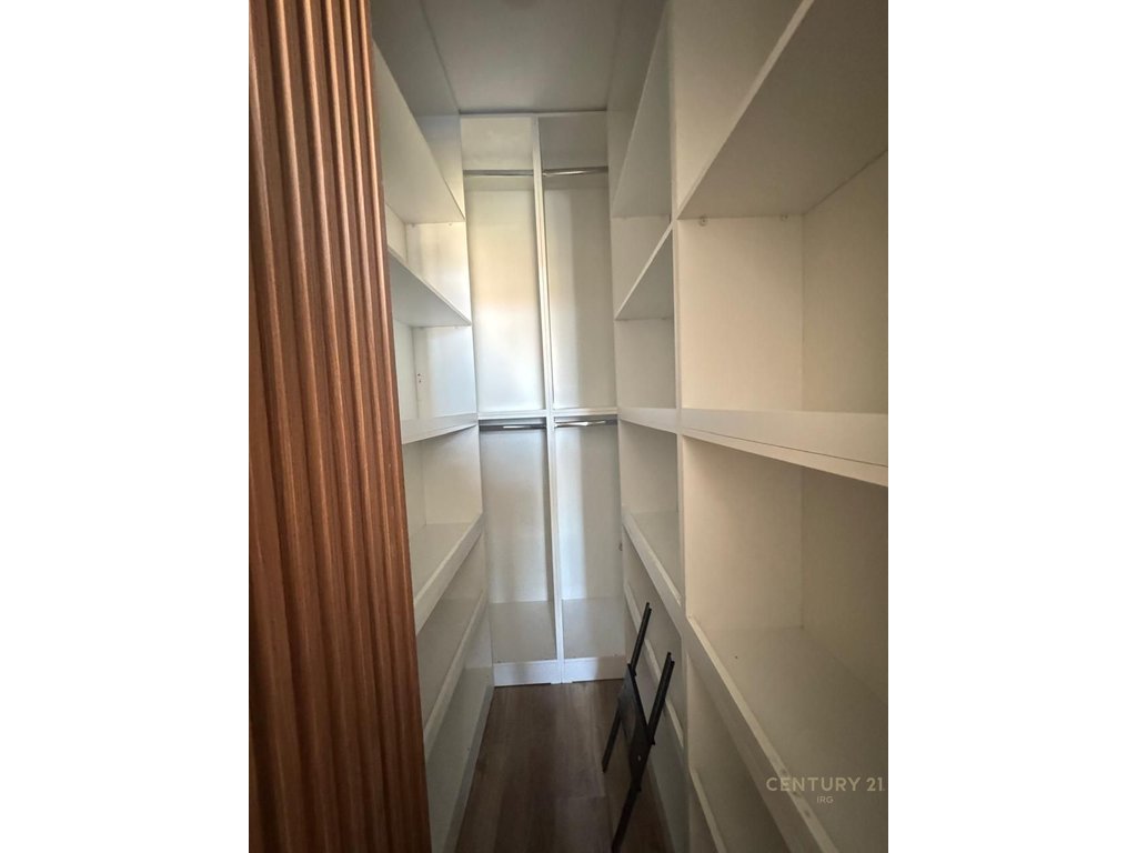 Apartament 2+1+2 per shitje tek shkolla e bashkuar!