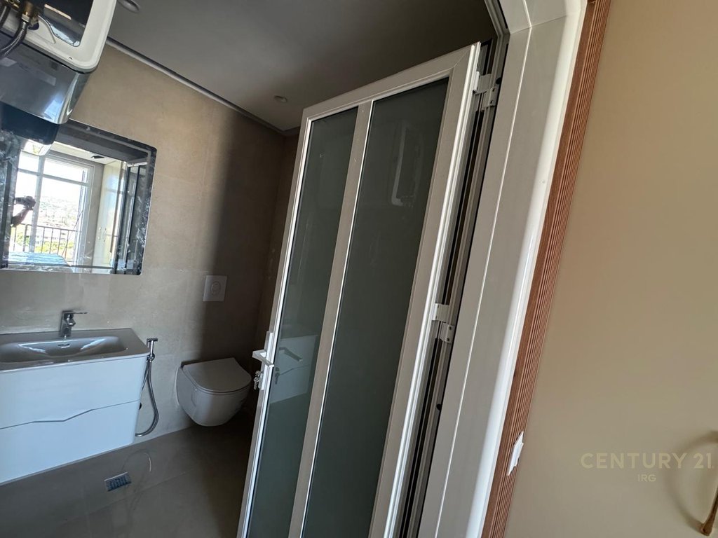 Apartament 2+1+2 per shitje tek shkolla e bashkuar!