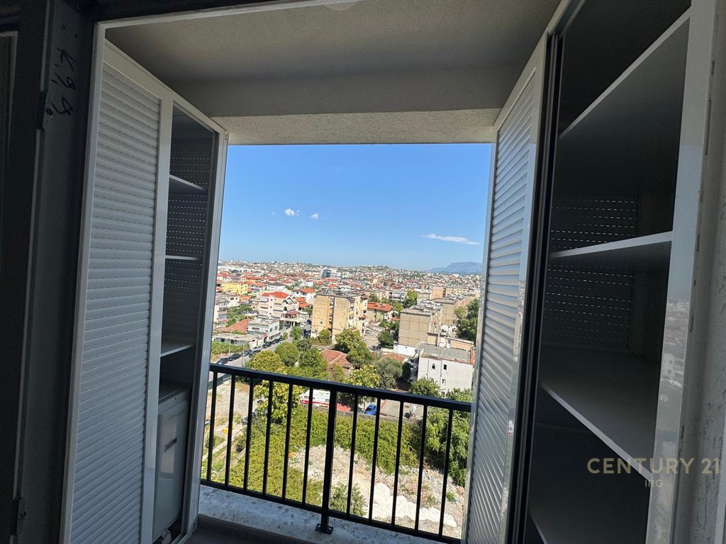 Apartament 2+1+2 per shitje tek shkolla e bashkuar!