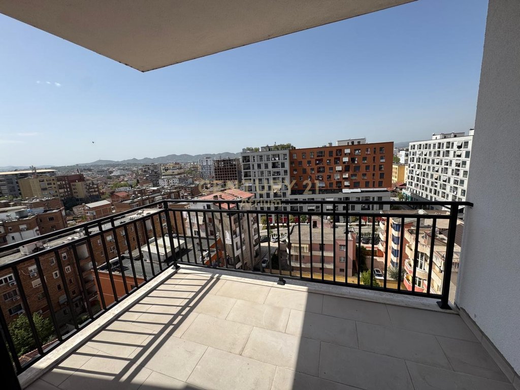 Apartament 2+1+2 per shitje tek shkolla e bashkuar!