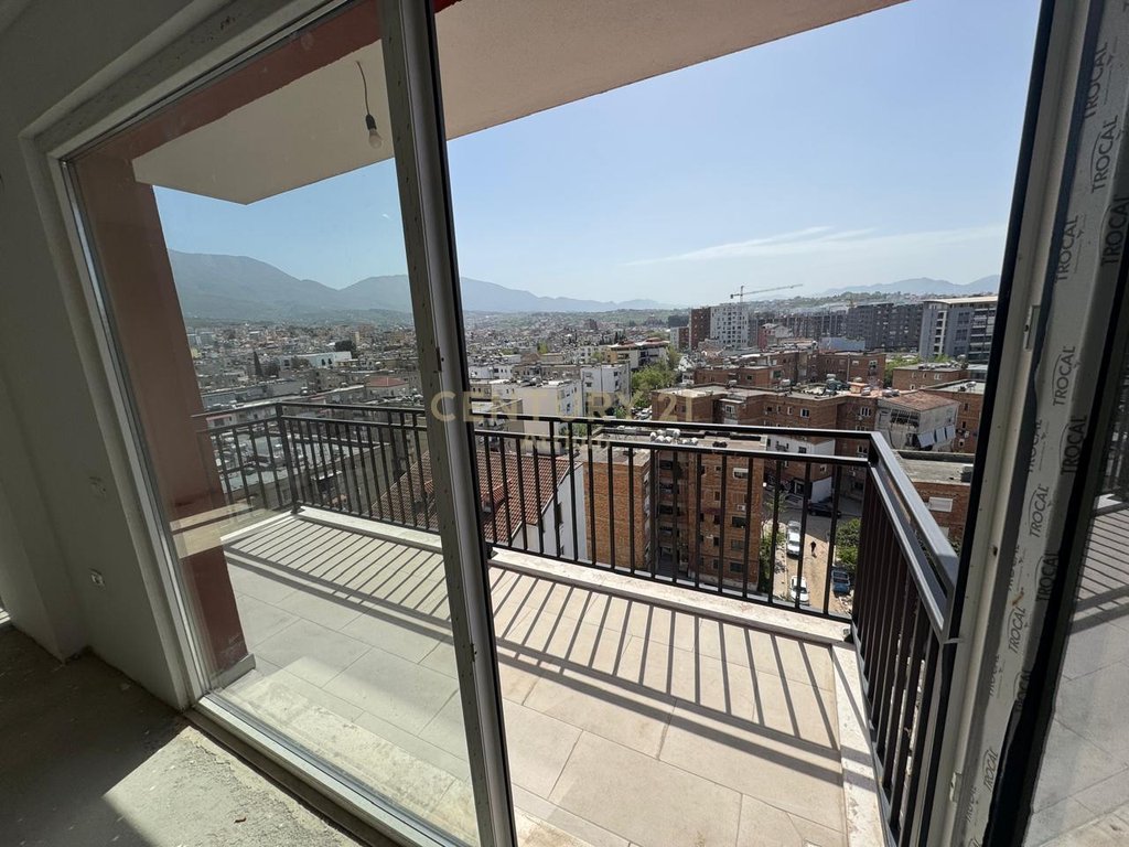 Apartament 2+1+2 per shitje tek shkolla e bashkuar!
