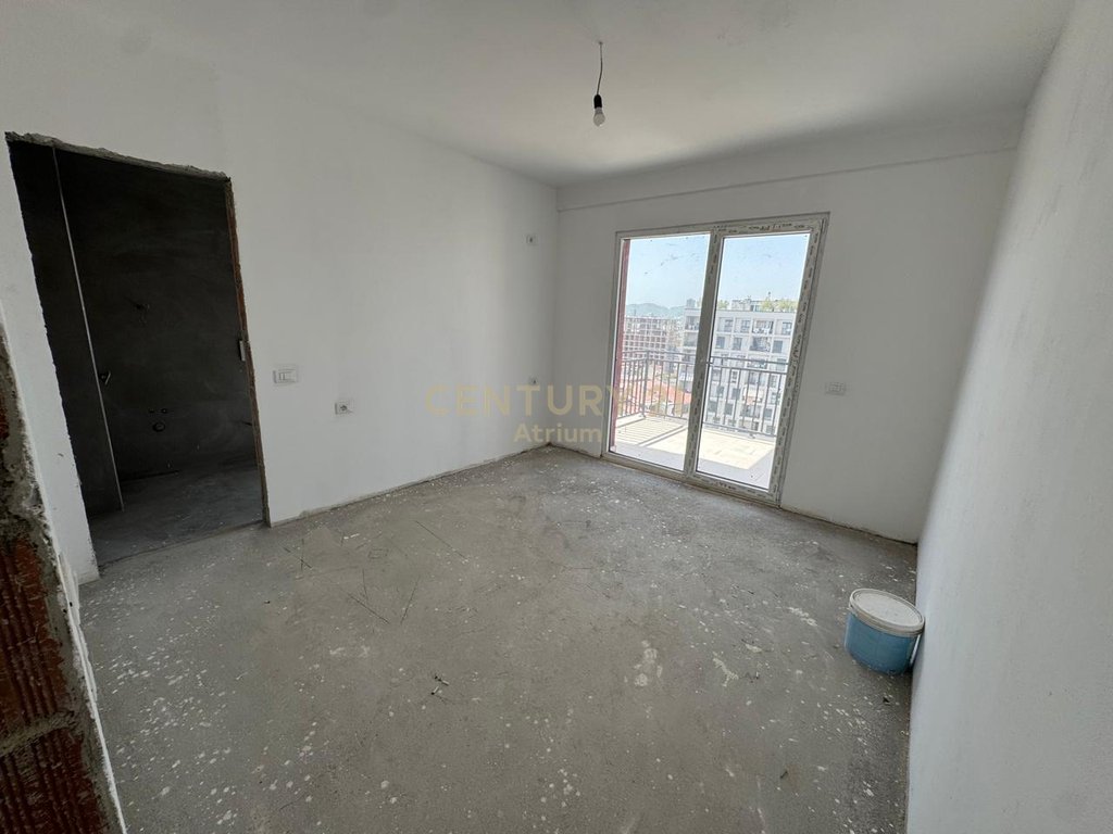 Apartament 2+1+2 per shitje tek shkolla e bashkuar!