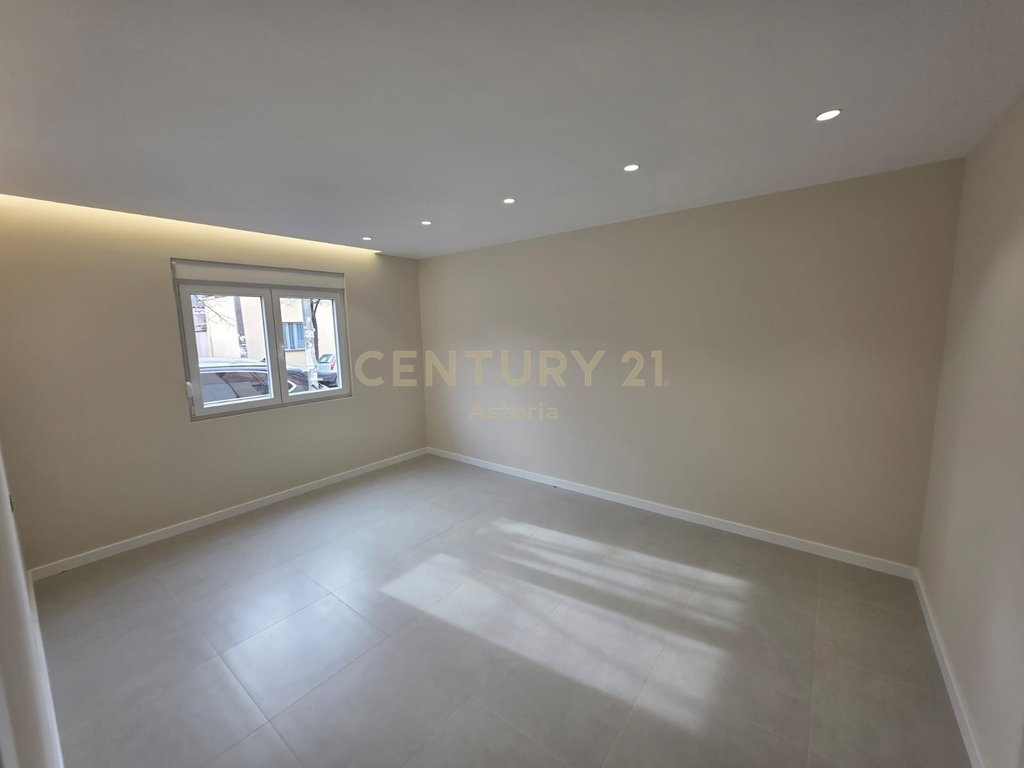 Apartament 2+1+2 per shitje tek shkolla e bashkuar!