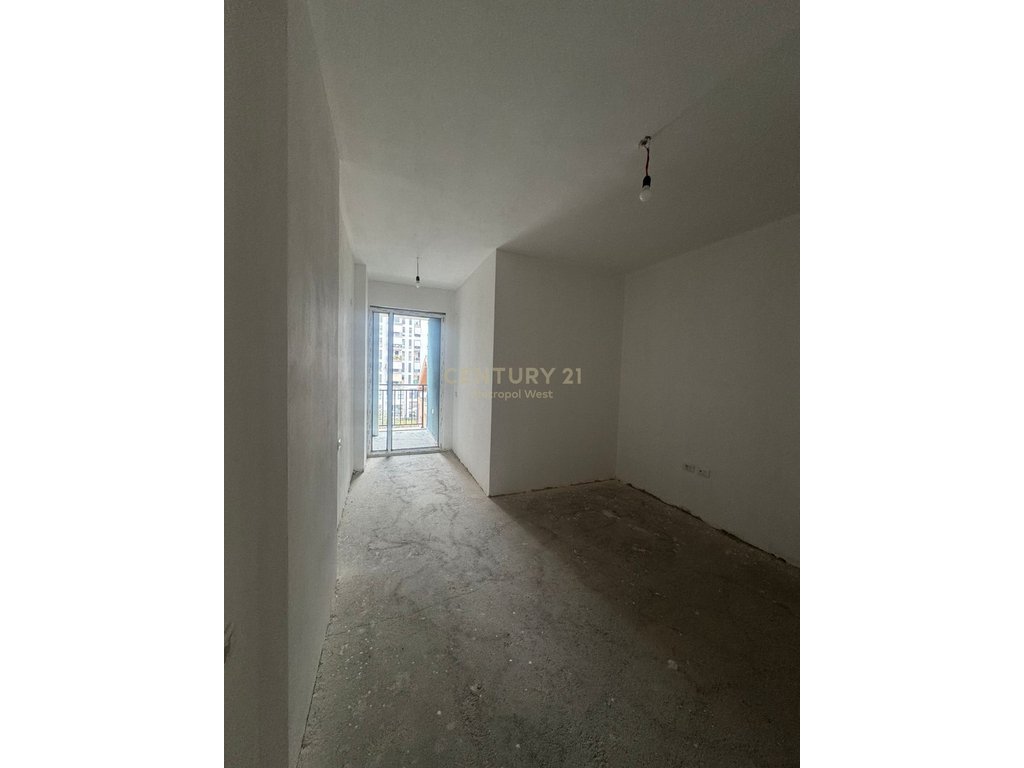 Apartament 2+1+2 per shitje tek shkolla e bashkuar!