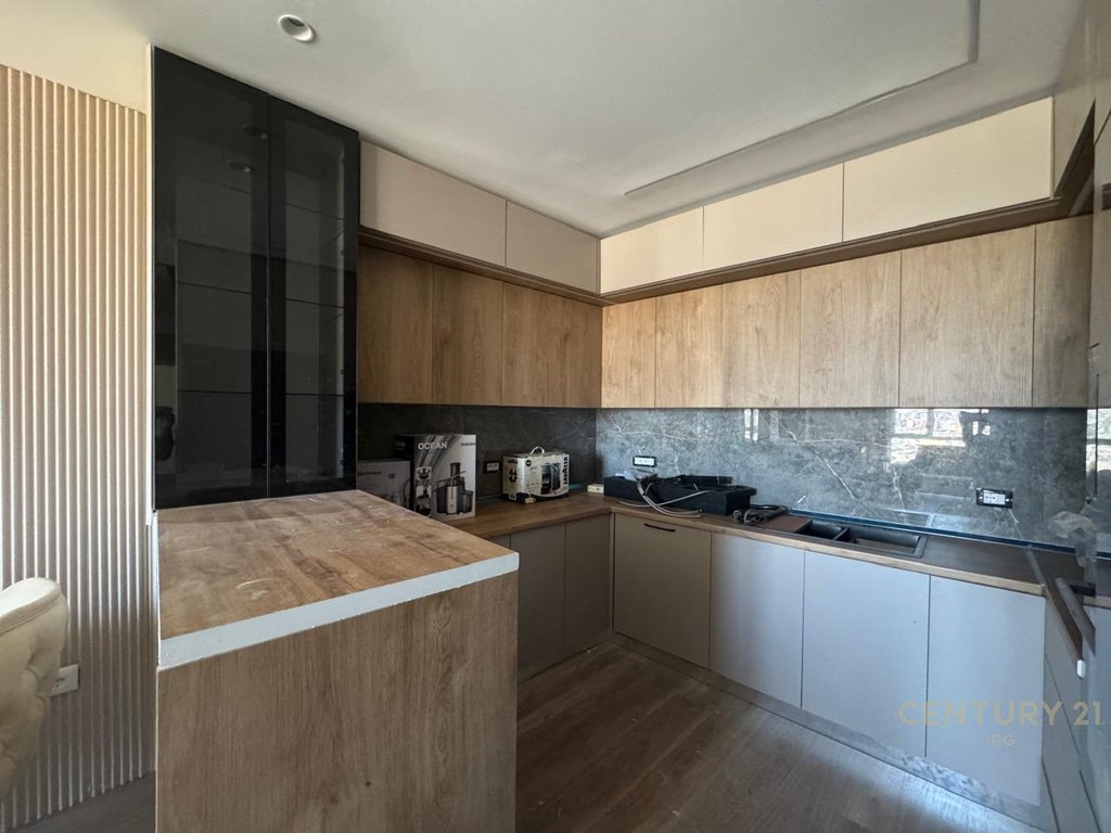 Apartament 2+1+2 per shitje tek shkolla e bashkuar!