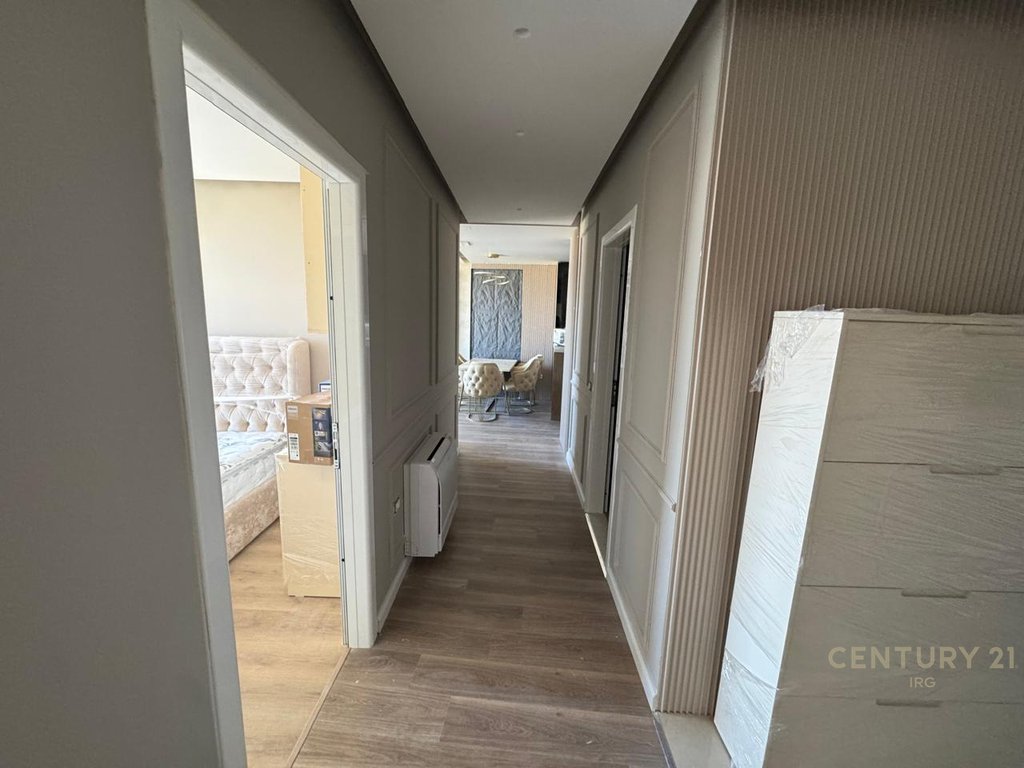Apartament 2+1+2 per shitje tek shkolla e bashkuar!