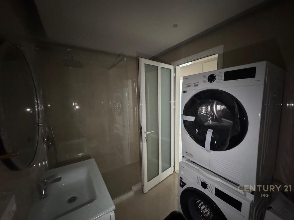 Apartament 2+1+2 per shitje tek shkolla e bashkuar!