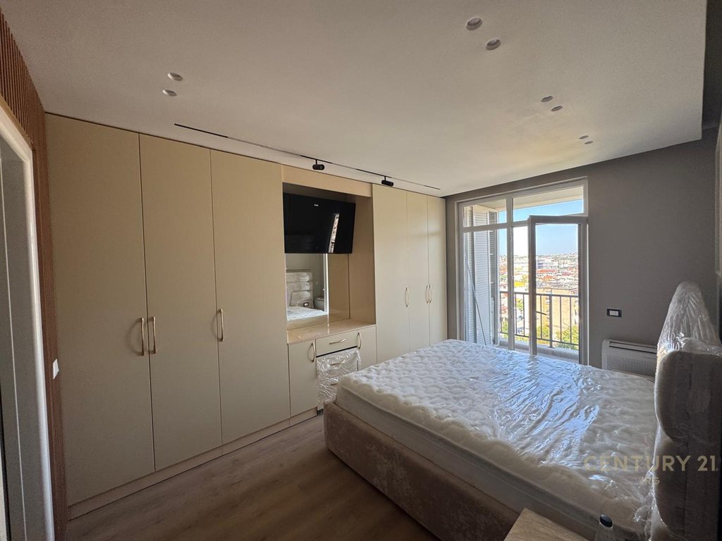 Apartament 2+1+2 per shitje tek shkolla e bashkuar!