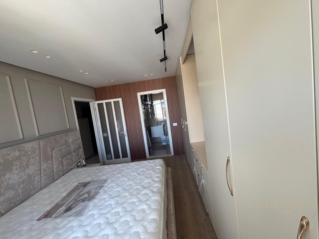 Apartament 2+1+2 per shitje tek shkolla e bashkuar!