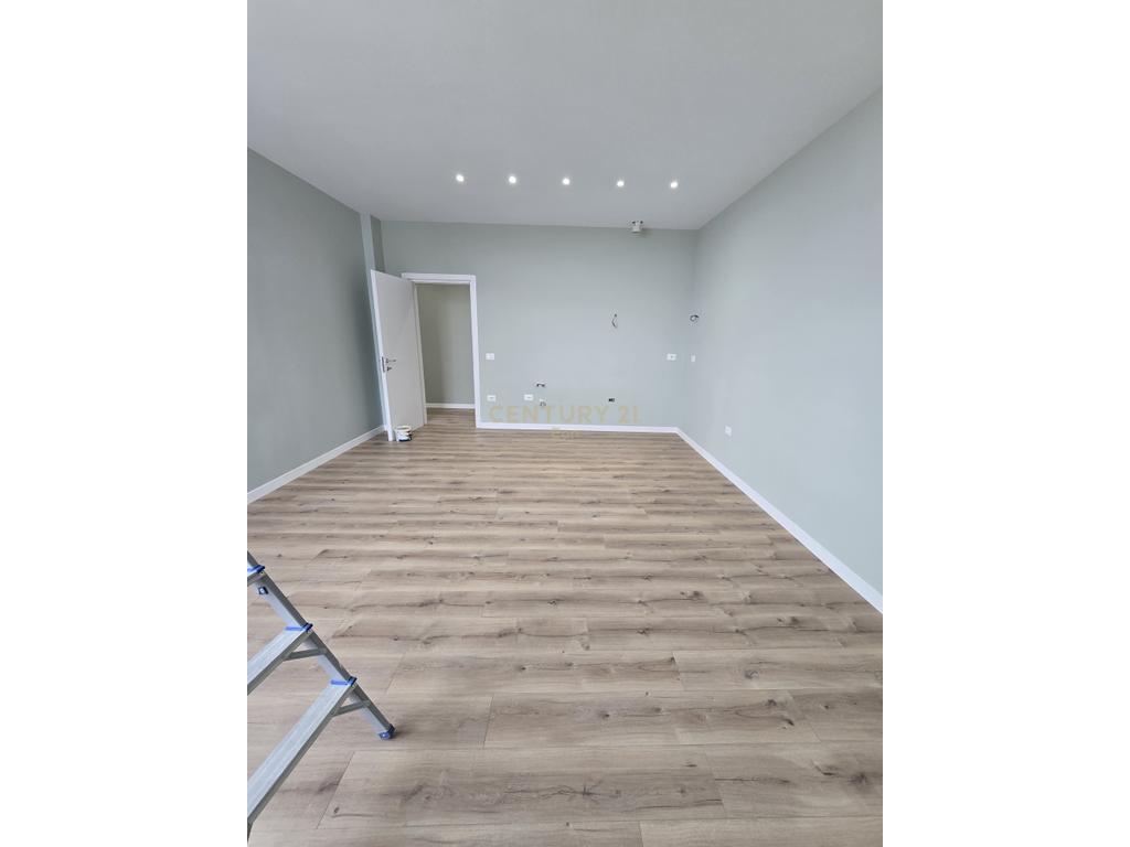 Piso 2+1 en venta con veranda en durres!