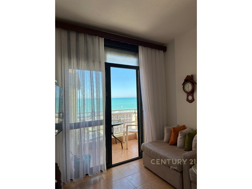 Shitet apartament vij e par pamje deti !!!