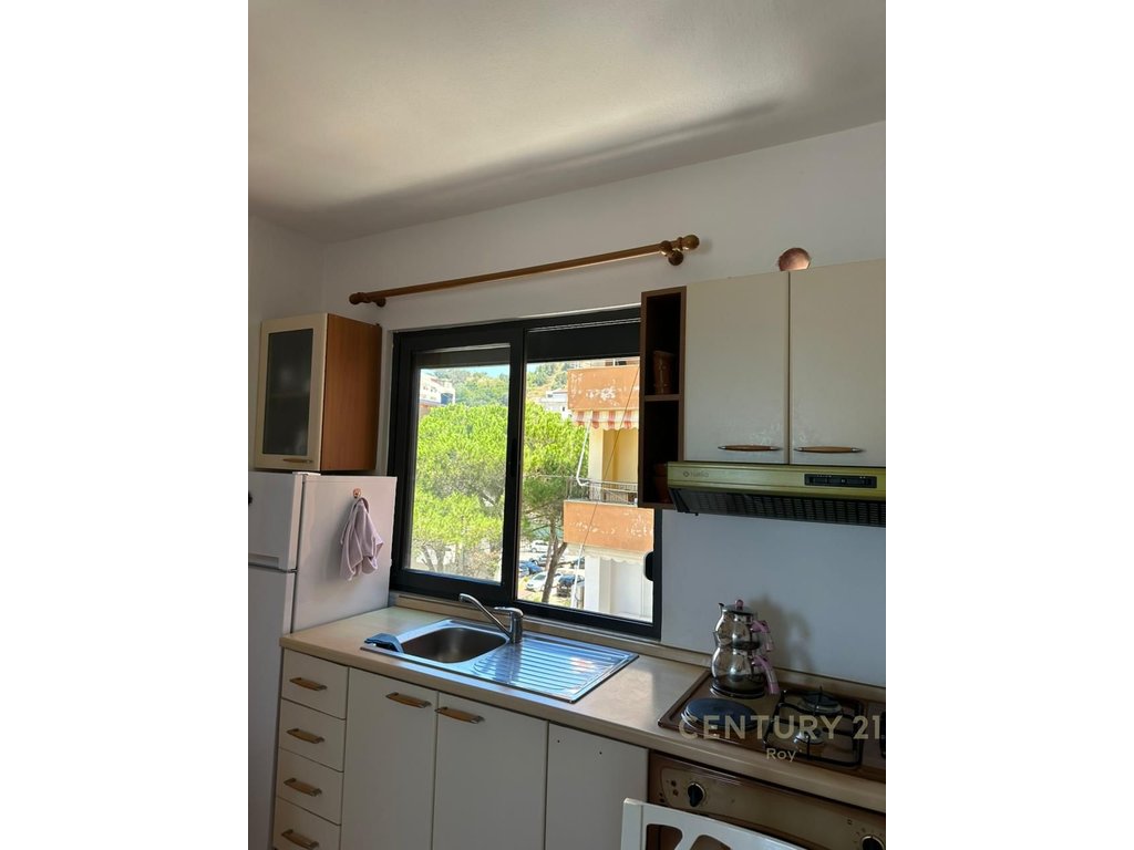 Shitet apartament vij e par pamje deti !!!
