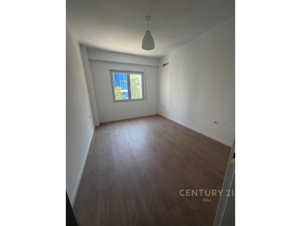 Shitet apartament vij e par pamje deti !!!