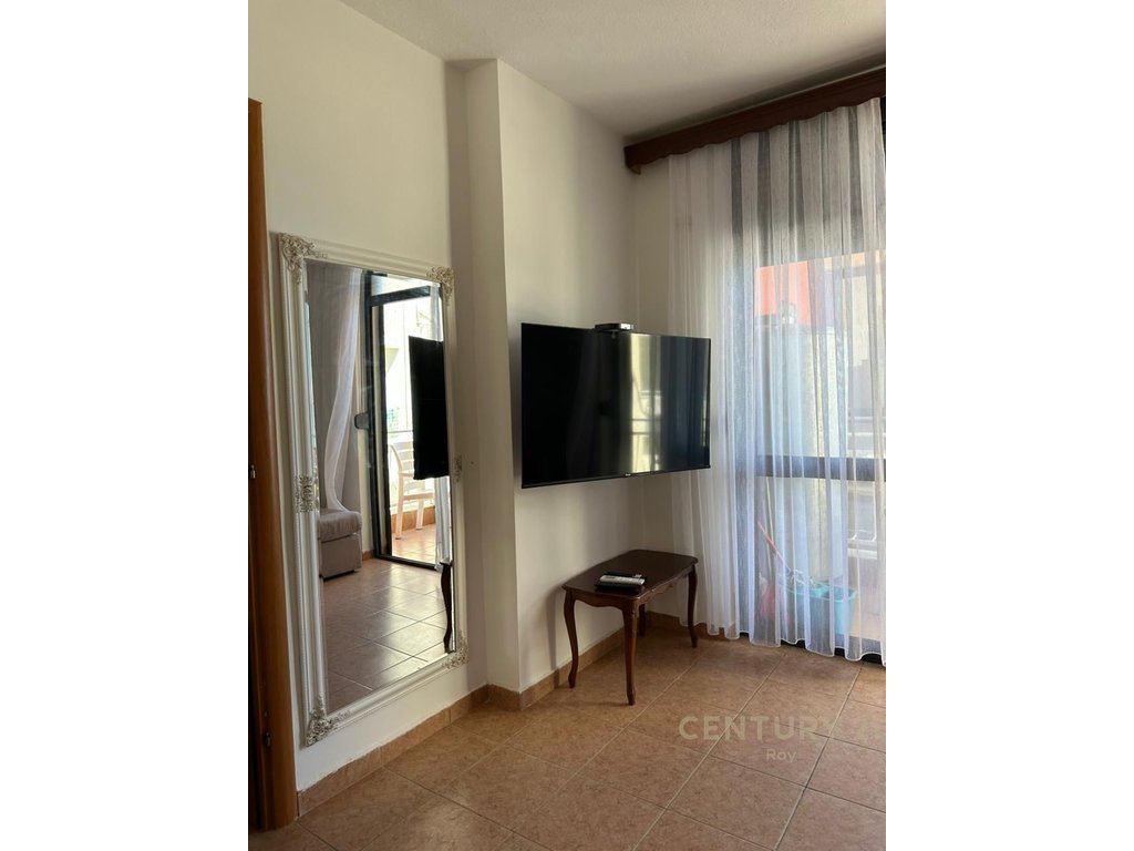 Shitet apartament vij e par pamje deti !!!