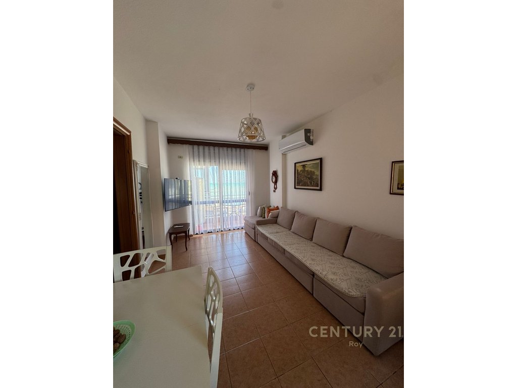 Shitet apartament vij e par pamje deti !!!