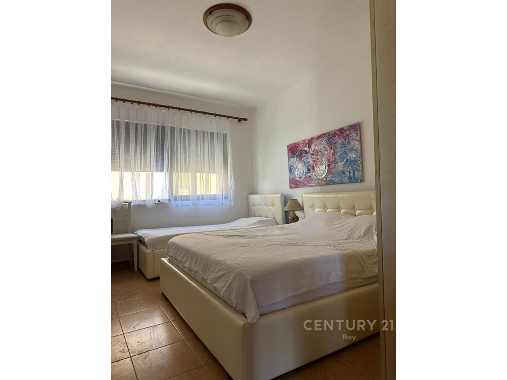 Shitet apartament vij e par pamje deti !!!