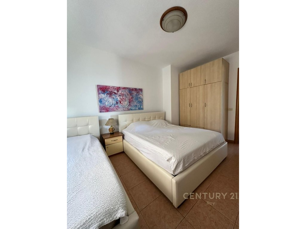 Shitet apartament vij e par pamje deti !!!