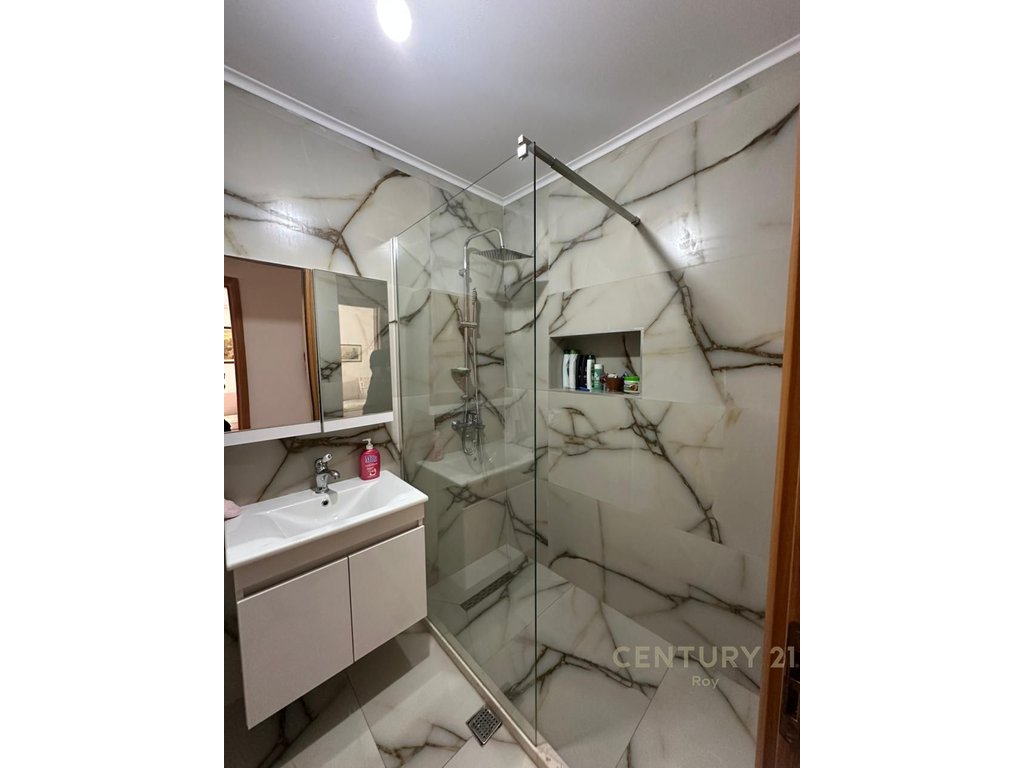 Shitet apartament vij e par pamje deti !!!