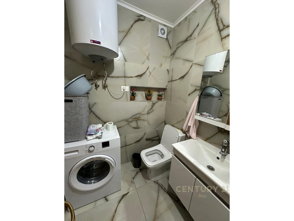 Shitet apartament vij e par pamje deti !!!