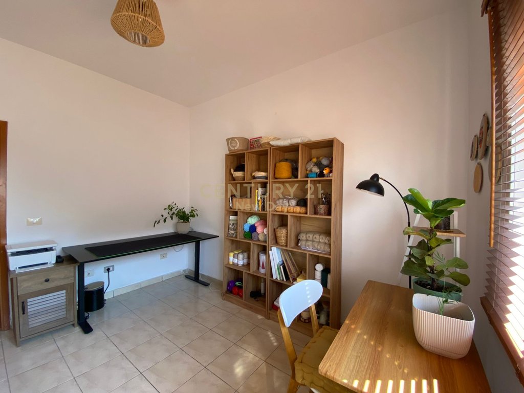 Shitet apartament 2+1 ne plazh, iliria!