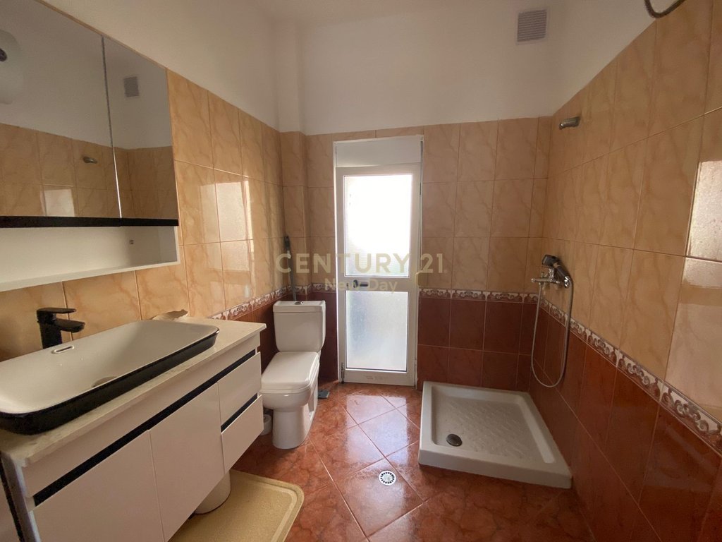 Shitet apartament 2+1 ne plazh, iliria!