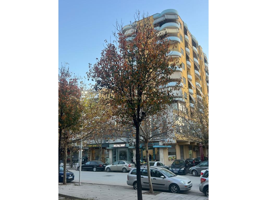 Shitet dyqan buze rruge tek bulevardi kryesor ne vlore!