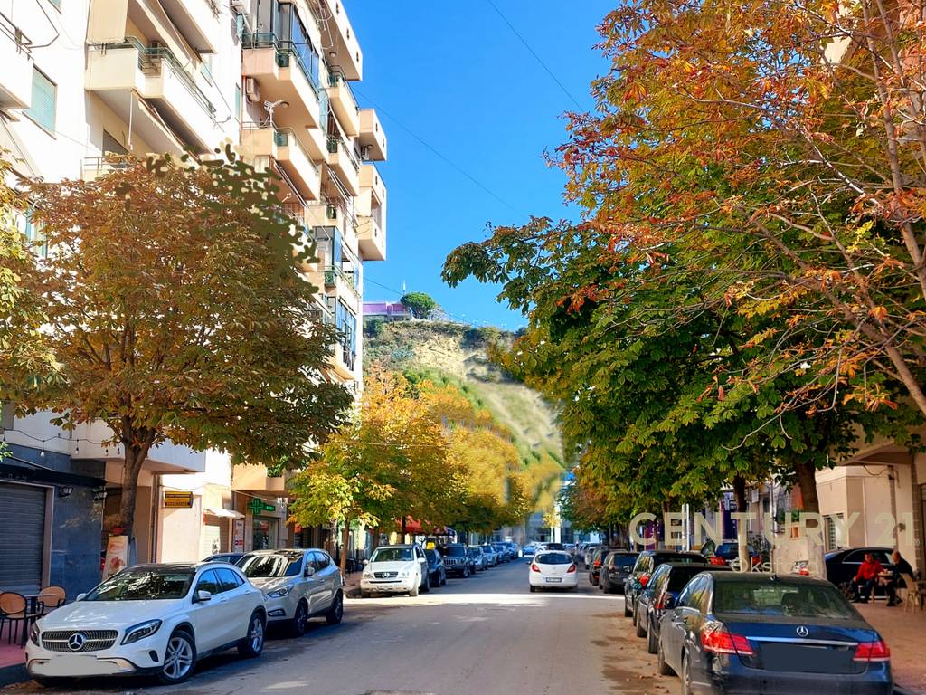 Shitet dyqan buze rruge tek bulevardi kryesor ne vlore!