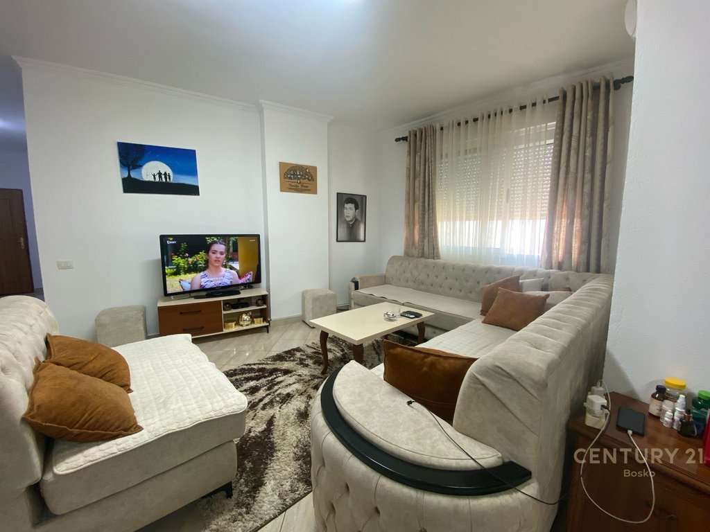 À venda, apartamento 2+1, estação de trem, Tirana.