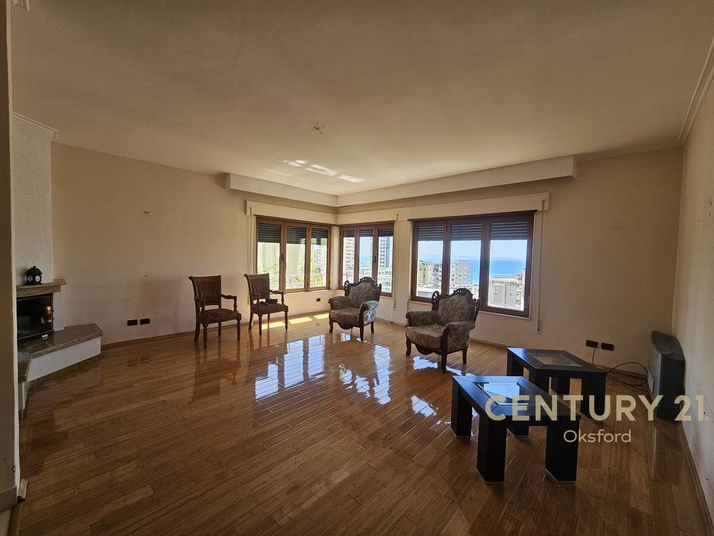 Shitet triplex 4+1+2 plus garazhd te vila e zogut, durres!