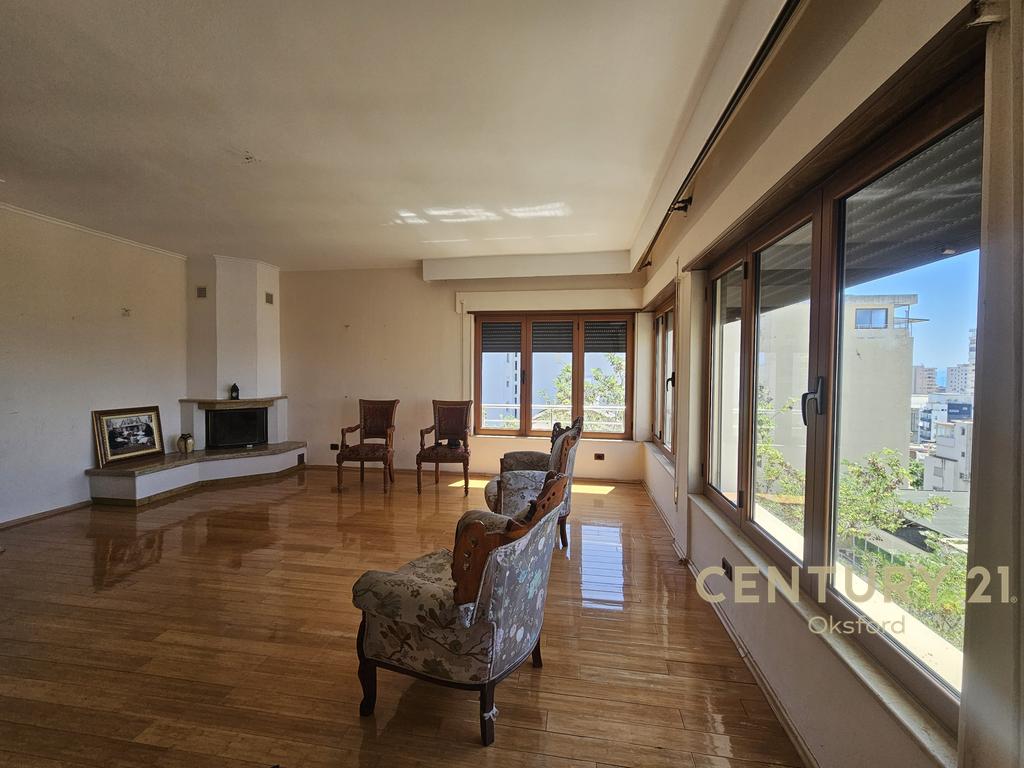 Shitet triplex 4+1+2 plus garazhd te vila e zogut, durres!