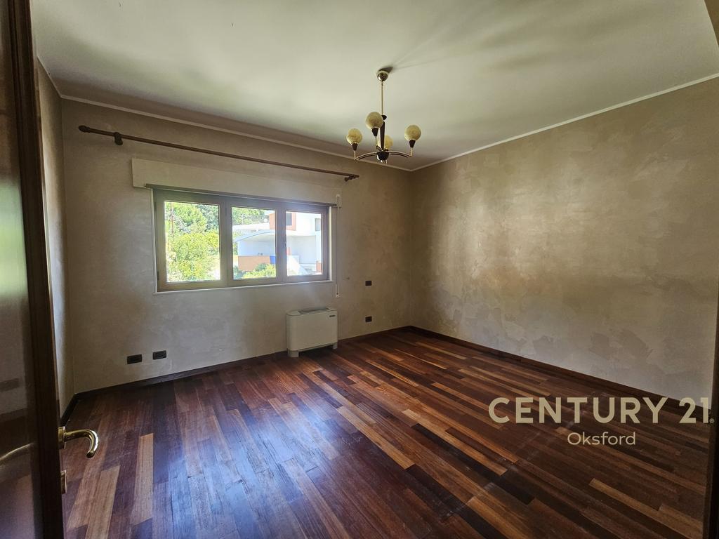 Shitet triplex 4+1+2 plus garazhd te vila e zogut, durres!