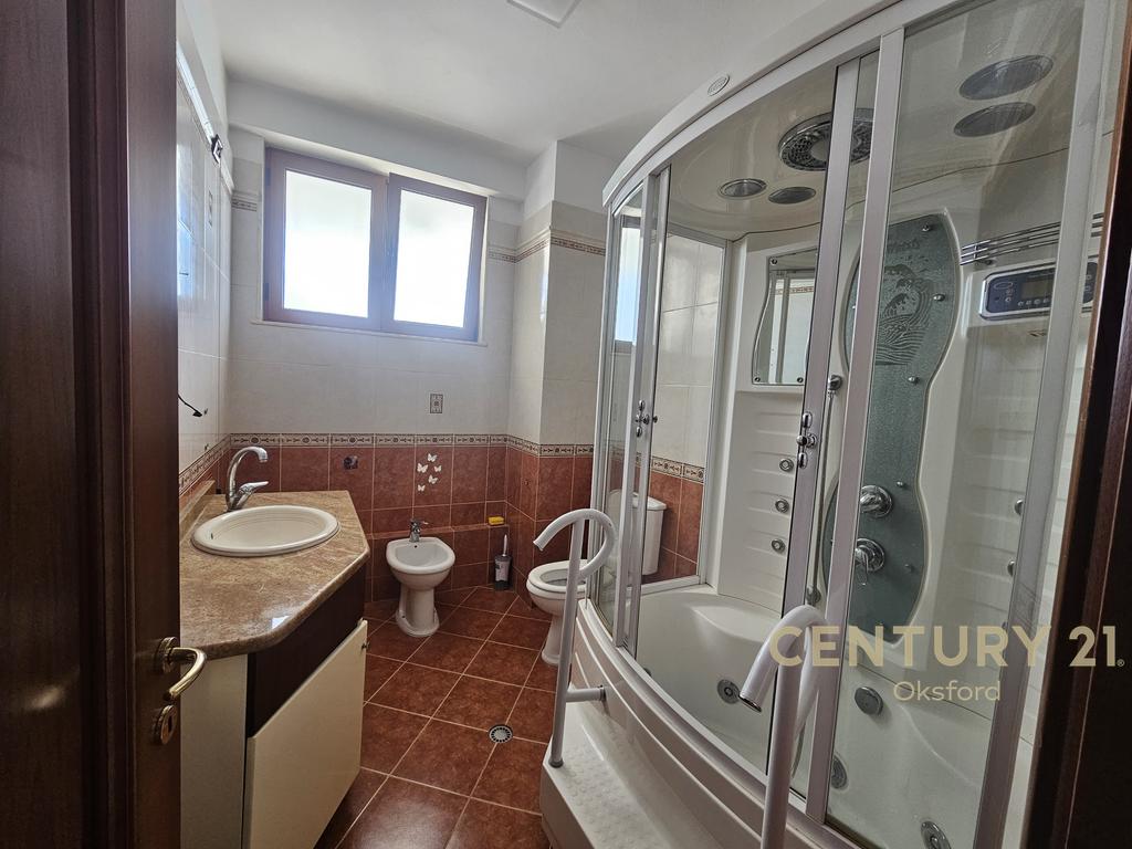 Shitet triplex 4+1+2 plus garazhd te vila e zogut, durres!