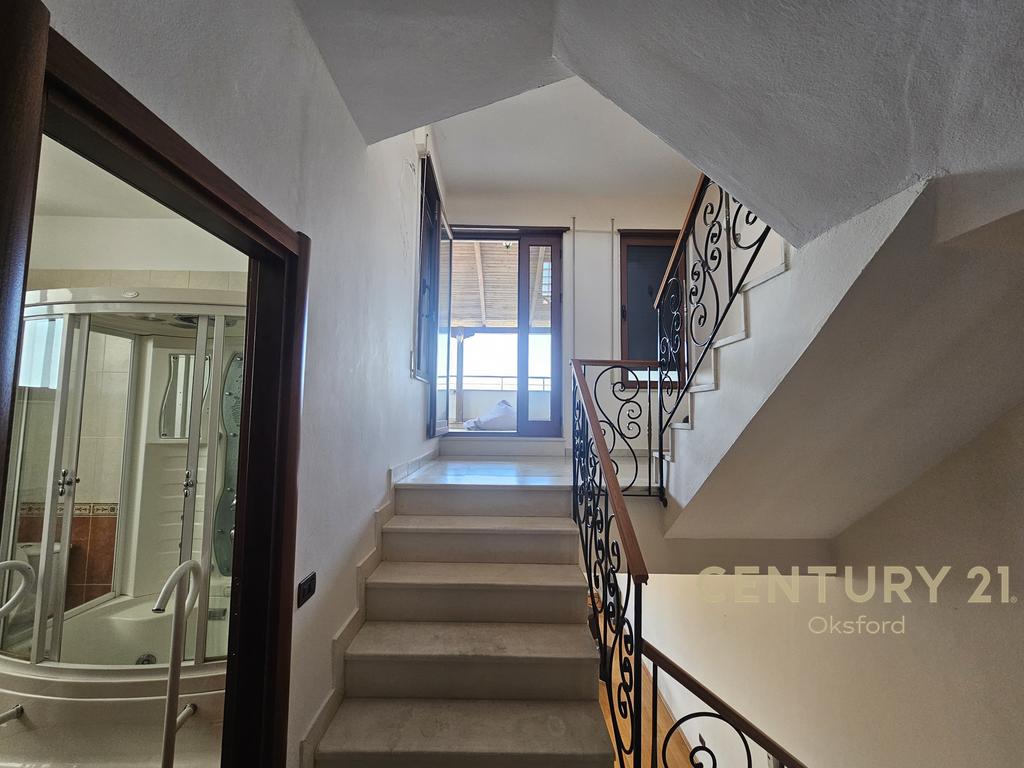 Shitet triplex 4+1+2 plus garazhd te vila e zogut, durres!
