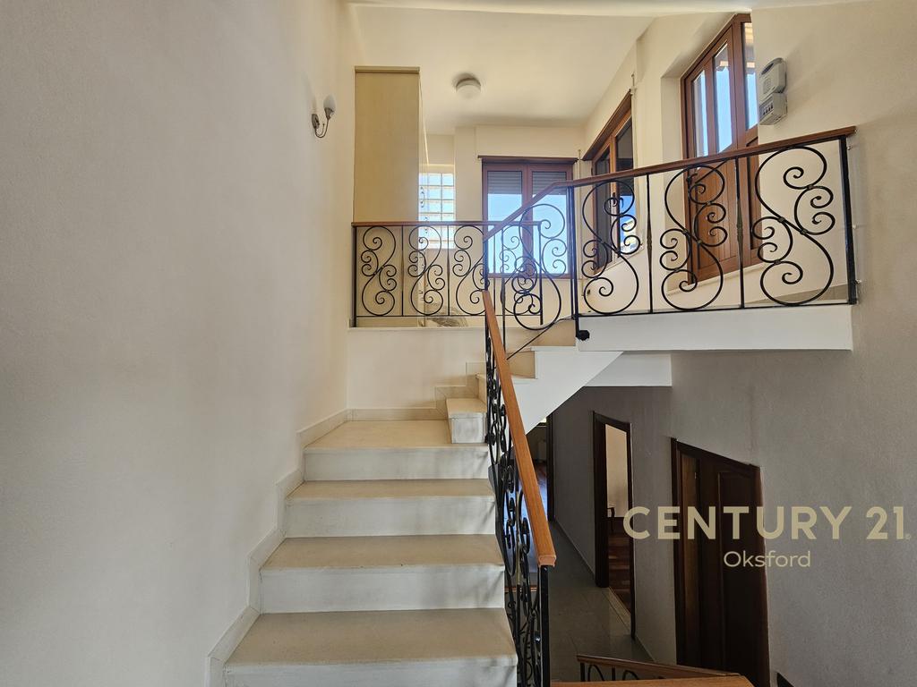 Shitet triplex 4+1+2 plus garazhd te vila e zogut, durres!