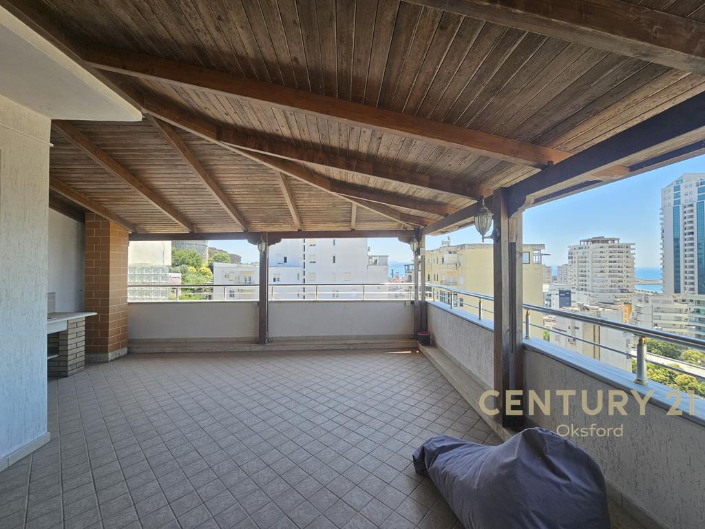 Shitet triplex 4+1+2 plus garazhd te vila e zogut, durres!