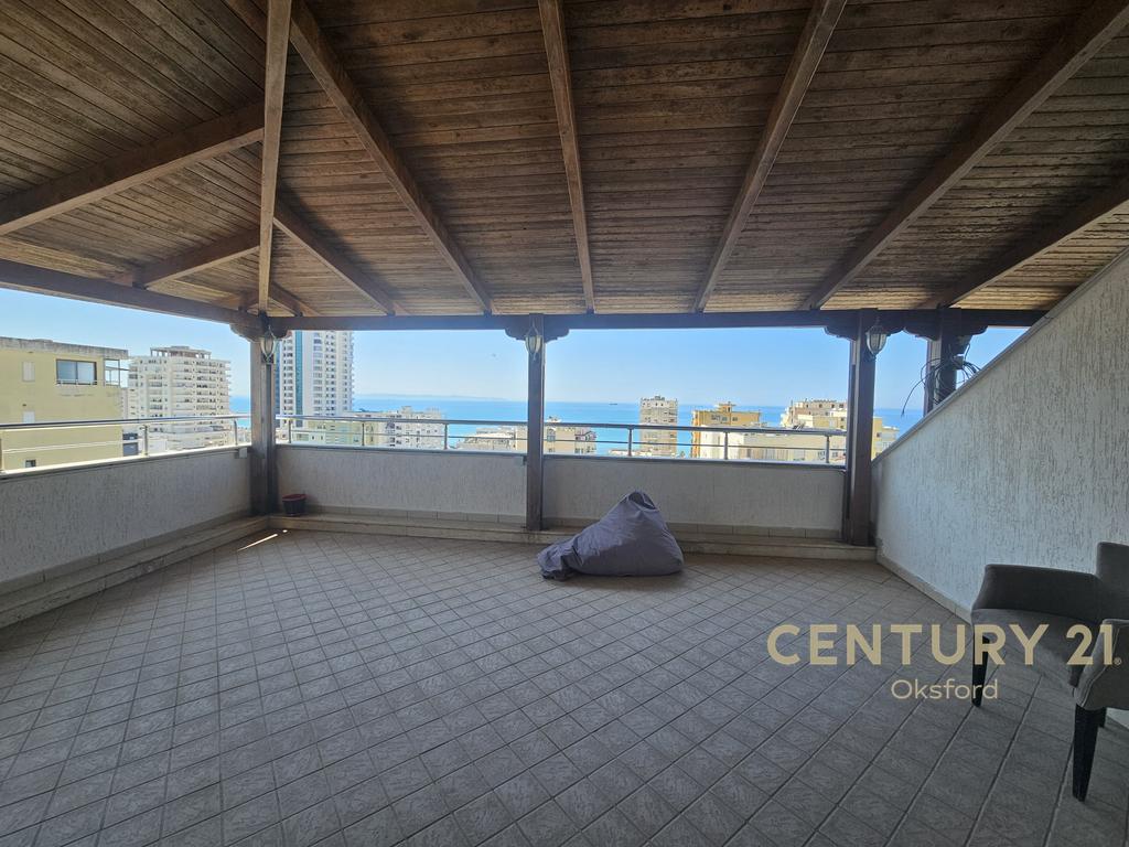 Shitet triplex 4+1+2 plus garazhd te vila e zogut, durres!