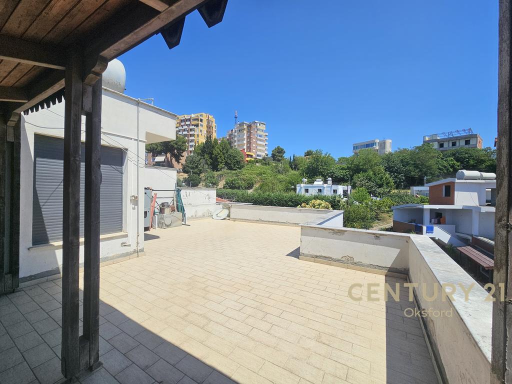 Shitet triplex 4+1+2 plus garazhd te vila e zogut, durres!