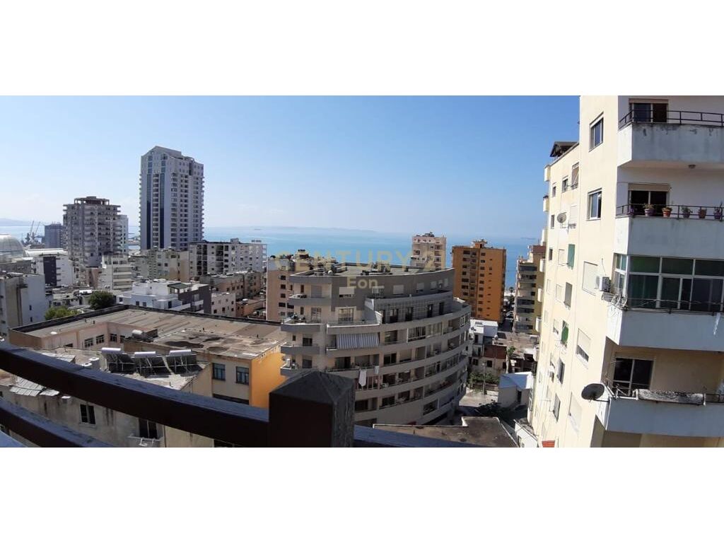 Shitet triplex 4+1+2 plus garazhd te vila e zogut, durres!