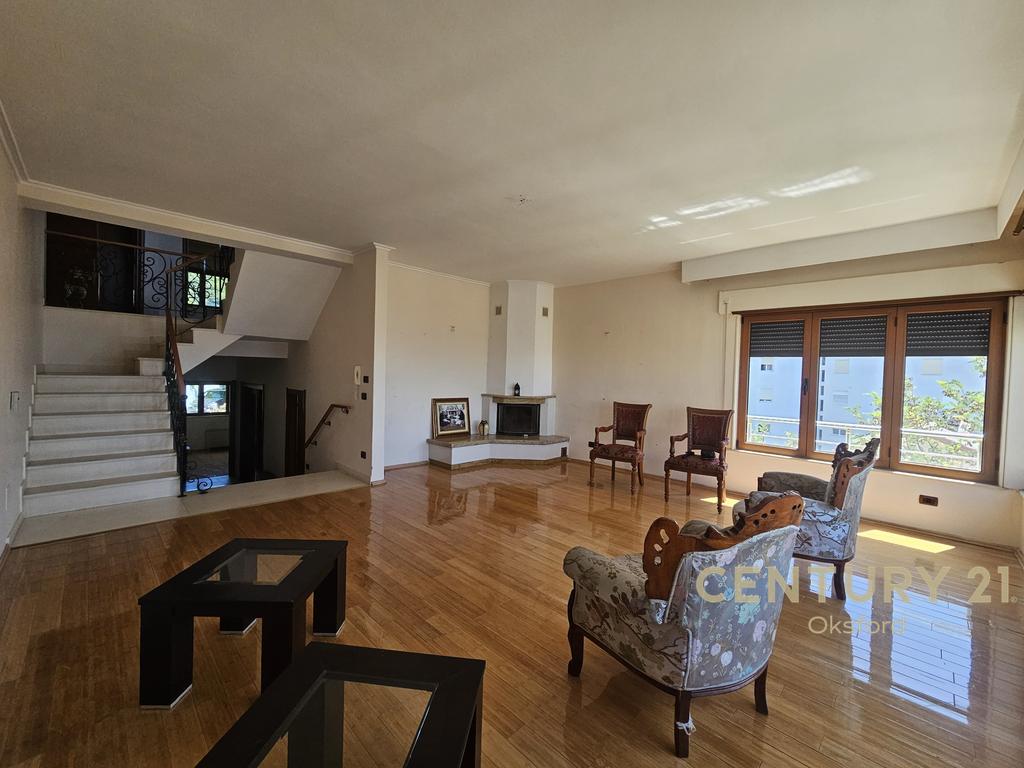 Shitet triplex 4+1+2 plus garazhd te vila e zogut, durres!