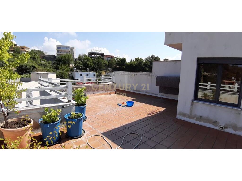 Shitet triplex 4+1+2 plus garazhd te vila e zogut, durres!