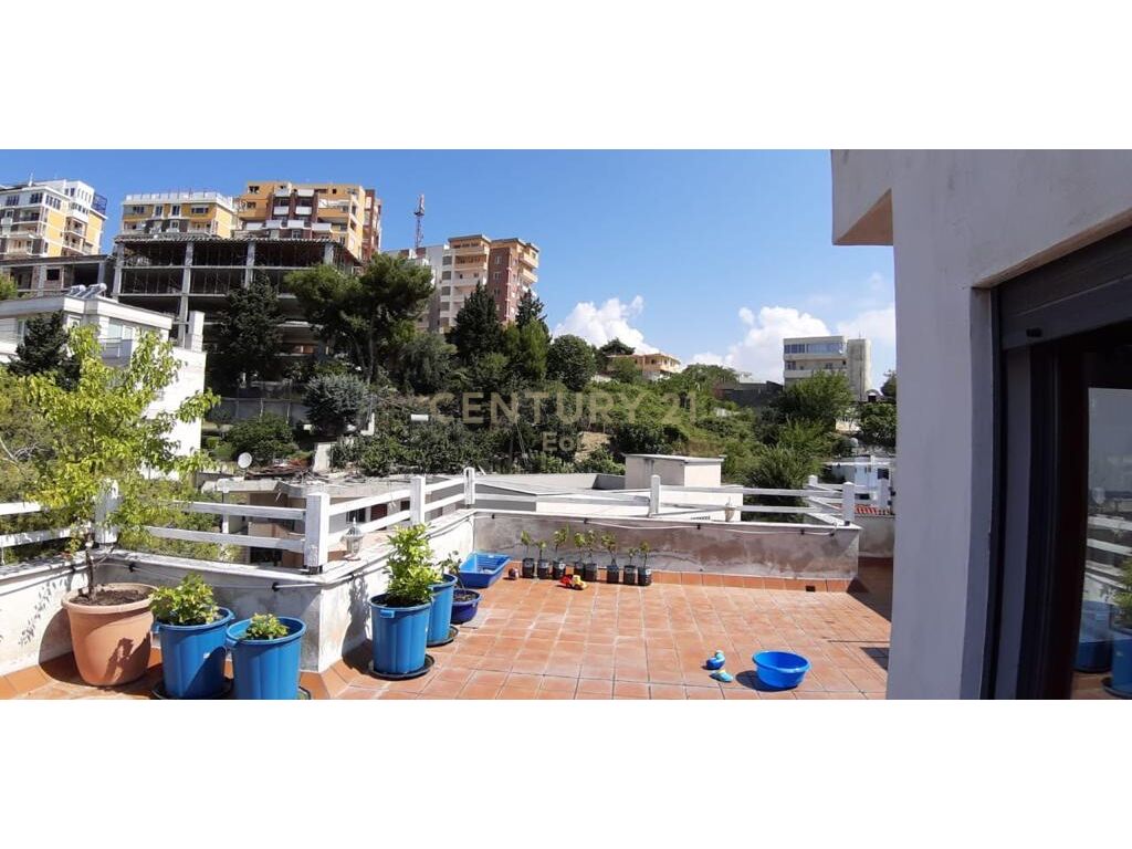 Shitet triplex 4+1+2 plus garazhd te vila e zogut, durres!