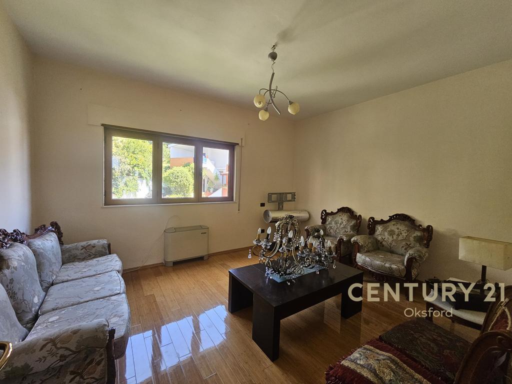 Shitet triplex 4+1+2 plus garazhd te vila e zogut, durres!