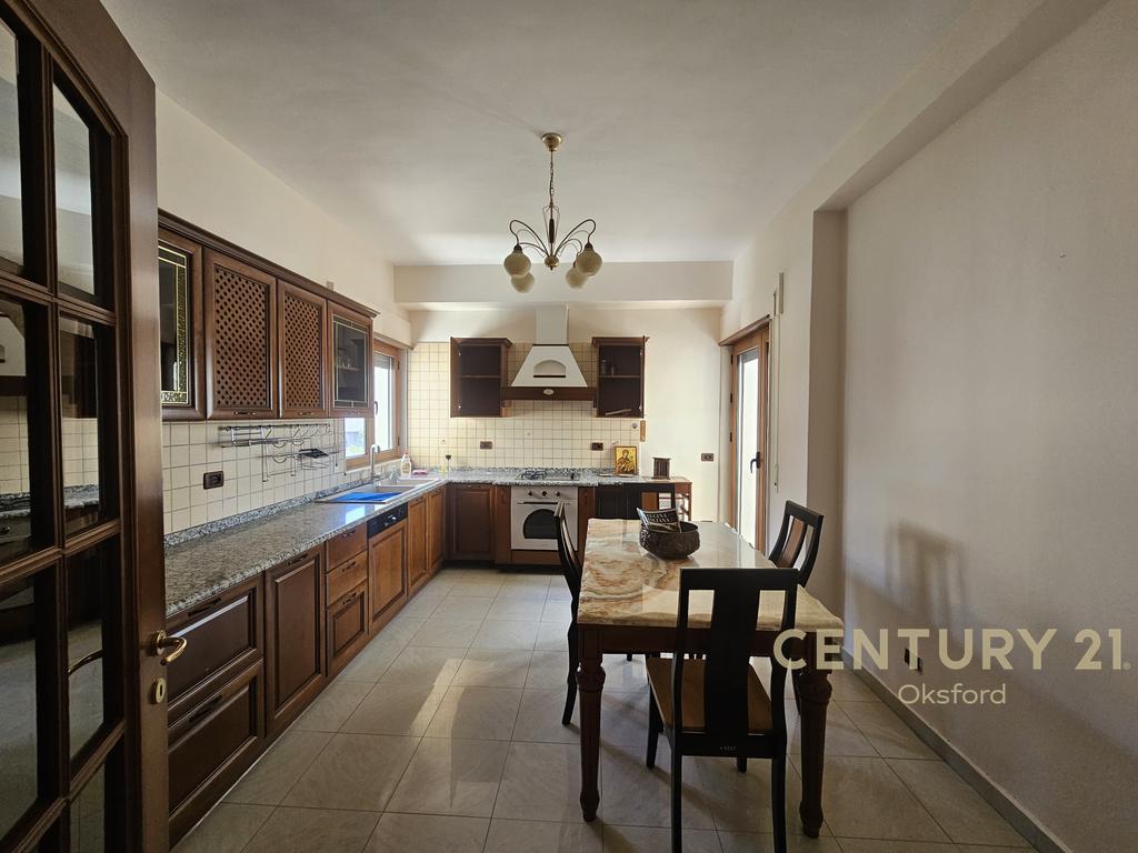 Shitet triplex 4+1+2 plus garazhd te vila e zogut, durres!