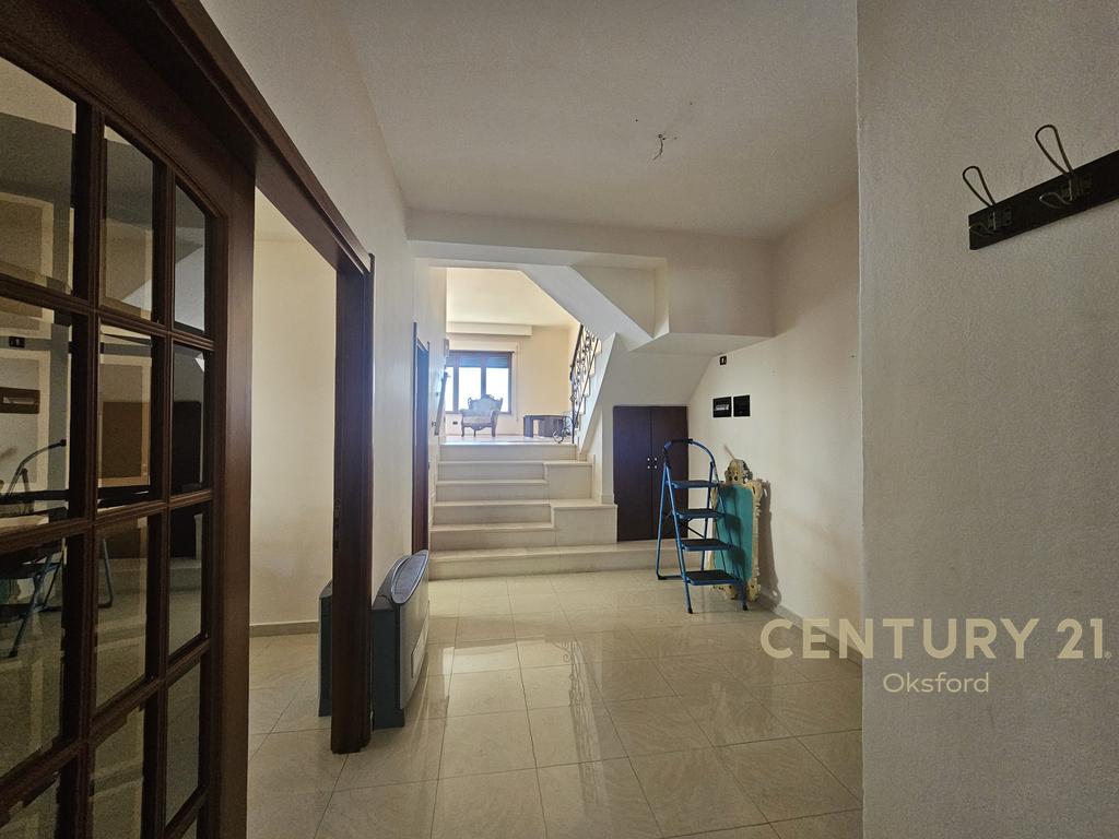 Shitet triplex 4+1+2 plus garazhd te vila e zogut, durres!