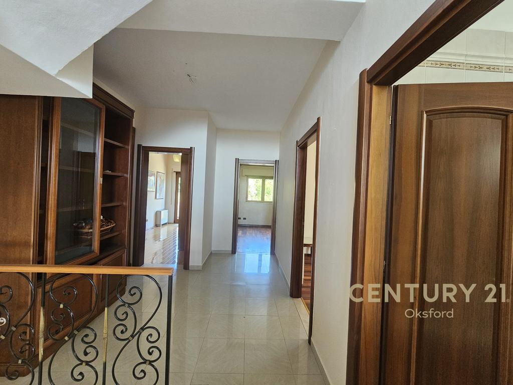 Shitet triplex 4+1+2 plus garazhd te vila e zogut, durres!