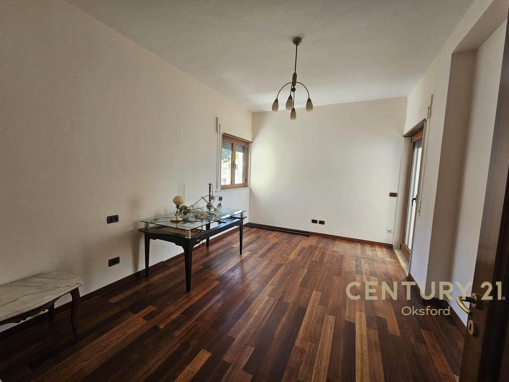 Shitet triplex 4+1+2 plus garazhd te vila e zogut, durres!