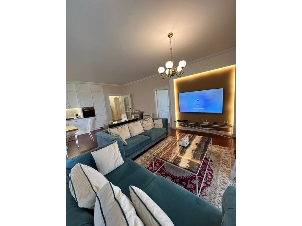 Shitet apartament luksoz 2+1+post parkimi tek liqeni i thate