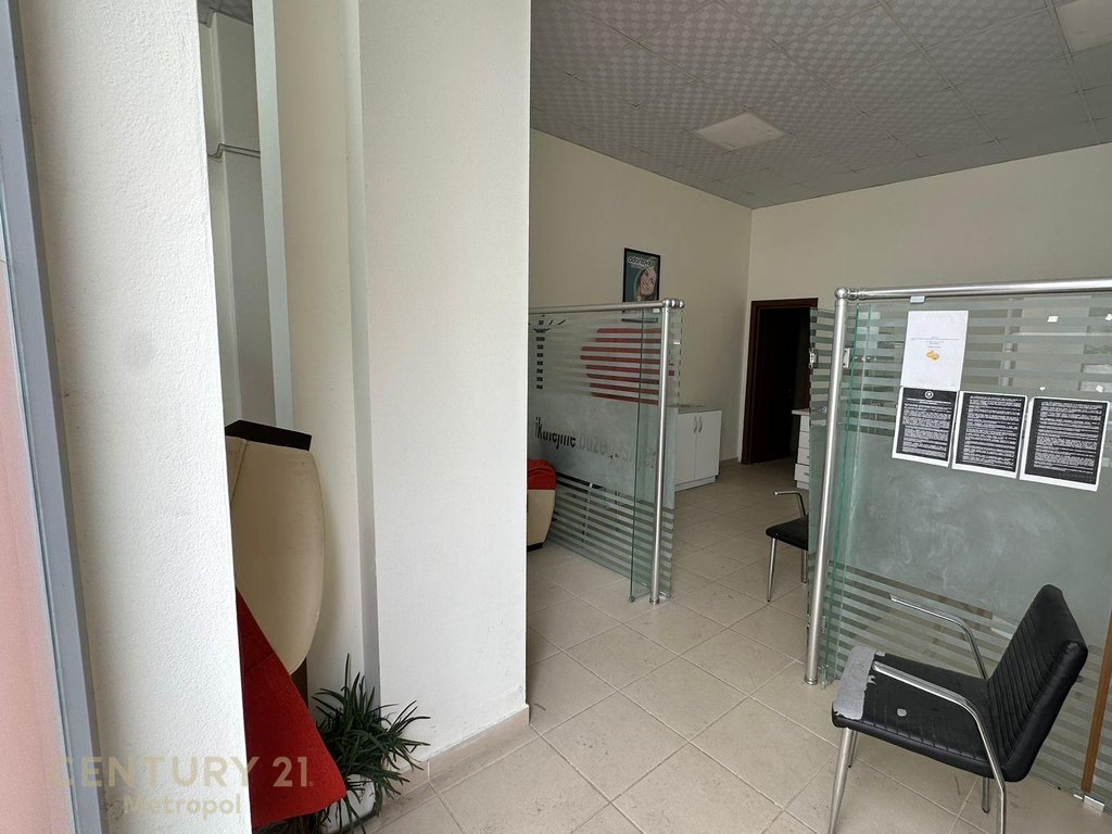 Commercial unit for sale, Astir