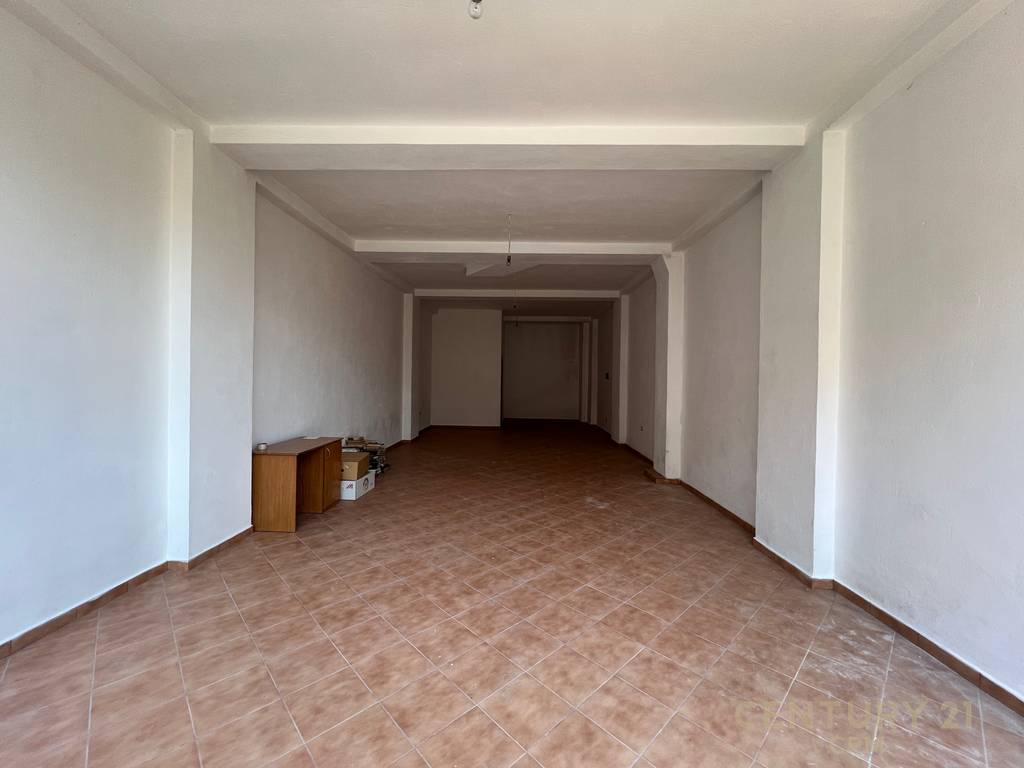 Espaço comercial para alugar na rua tefta tashko koco!